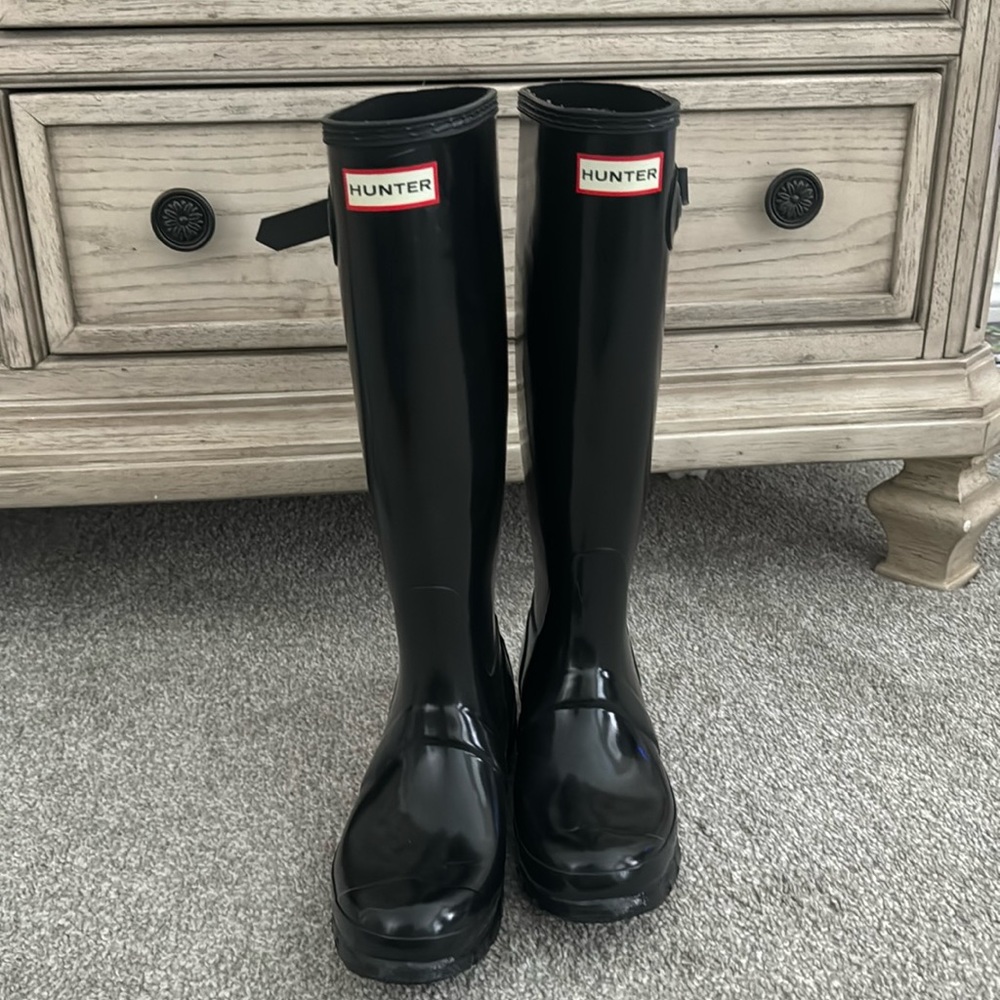 Black hunter boots